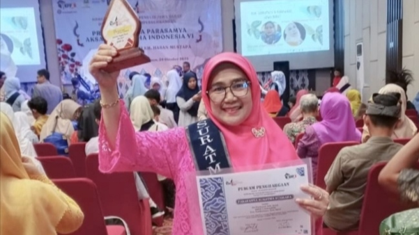 Konsisten di Dunia Literasi, Eti Nurhayati Kembali Raih Parasamya Suratma Nugrah