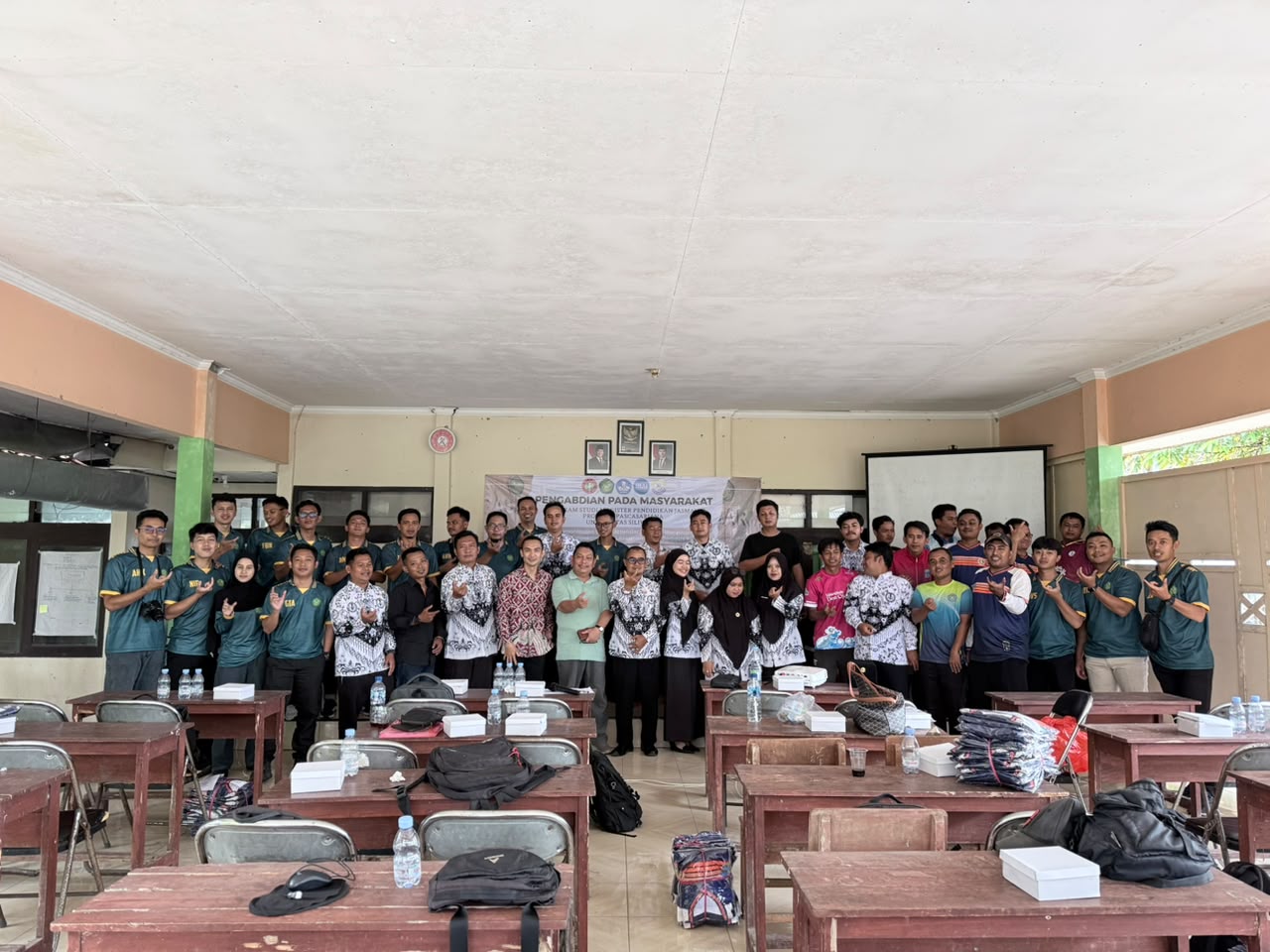 Inovasi Pembelajaran Digital: Mahasiswa Pascasarjana Unsil Gelar Pengabdian Masyarakat di Cimerak Pangandaran